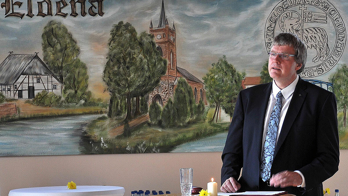 „Wir haben viel gesehen, erfahren und Beeindruckendes in den Kirchengemeinden erlebt.“ Dieses Fazit zog Bischof Dr. Andreas v. Maltzahn heute (25. September 2016) zum Abschluss der Besuchswoche in der Kirchenregion Ludwigslust-Dömitz. In seiner Predigt in der Kirche Grabow sprach der Bischof ebenso die Sorgen und Probleme an, von denen er und weitere kirchliche Vertreter des Kirchenkreises und der Landeskirche in den vergangen Tagen gehört haben. 