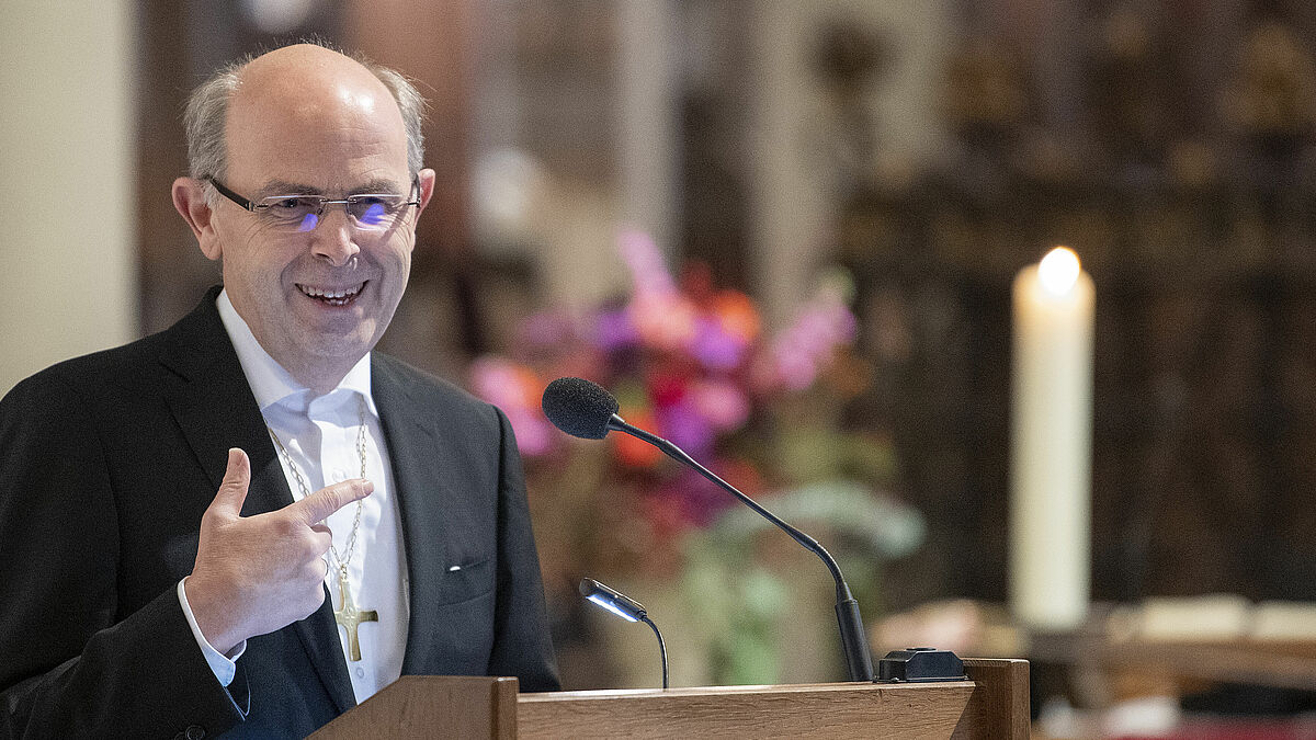 Bischof Gothart Magaard am Rednerpult im Schleswiger Dom 