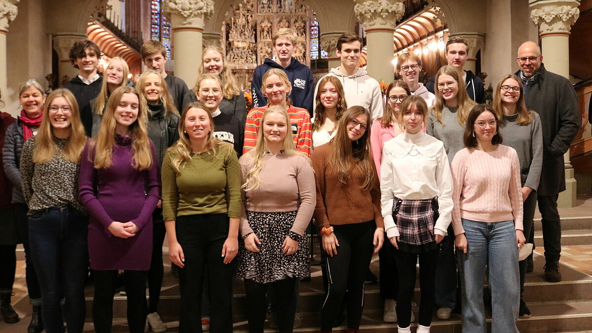 23 Schülerinnen und Schüler bereiteten mit den Lehrern Imme Hartwig und Burkhard Kleist und Pastorin Charlotte Hartwig einen Gottesdienst im Dom vor.