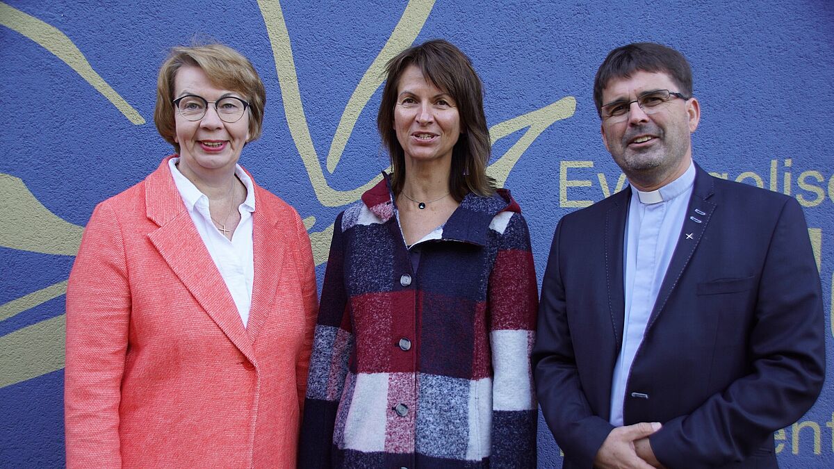 Landesbischöfin Kristina Kühnbaum-Schmidt (links) mit Svea Brade, Leiterin der Evangelischen Schule „Paulo Freire“ und Pastor Kai Gusek, Schulstiftung der Evangelisch-Lutherischen Kirche in Norddeutschland, nach dem Festgottesdienst anlässlich des 20-jährigen Schuljubiläums.
