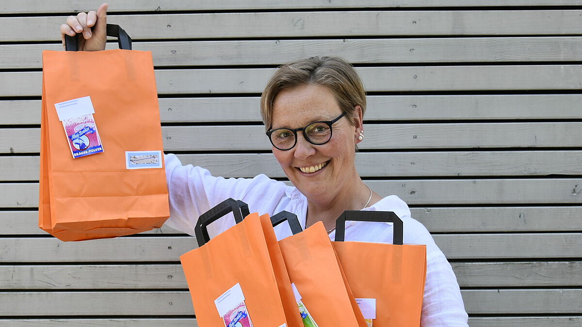 Regine Maeting mit einigen der Sommertüten.