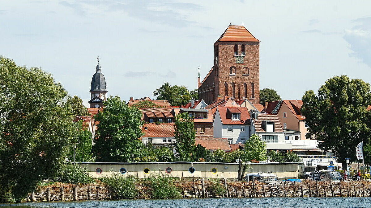 Waren an der Müritz mit der St. Georgenkirche (vorne) und der St. Marienkirche im Hintergrund. 