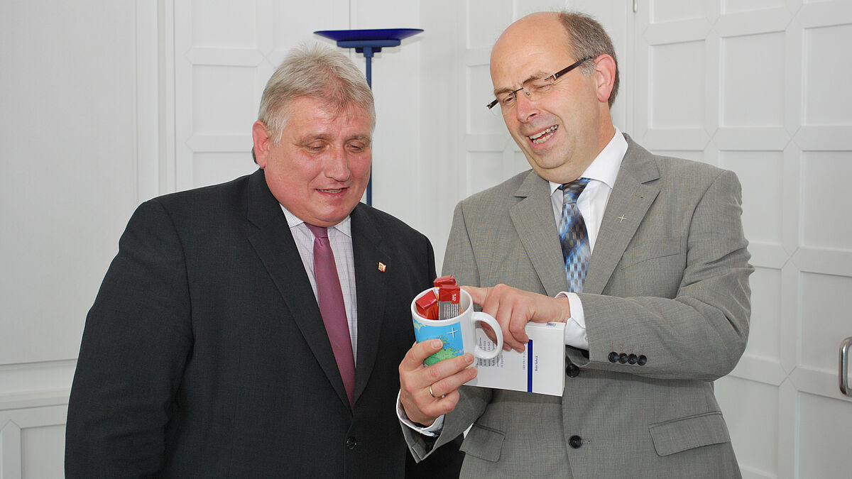 V.l.n.r.: Der Landtagspräsident des Schleswig-Holsteinischen Landtag Klaus Schlie und der Bischofsbevollmächtigte im Sprengel Schleswig und Holstein Gothart Magaard 