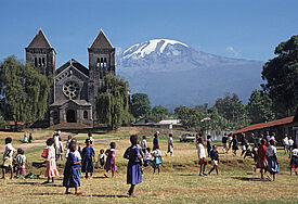 Spielende Schulkinder der Kibosho Primary School in Moshi, Kilimanjaro Region, Tansania.