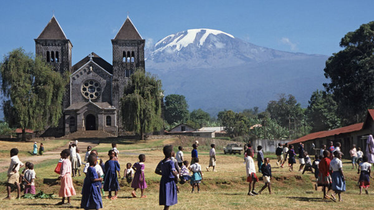 Spielende Schulkinder der Kibosho Primary School in Moshi, Kilimanjaro Region, Tansania.