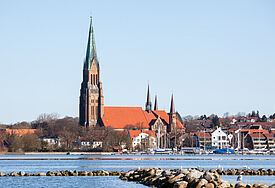 Direkt an der Schlei liegt der Schleswiger Dom