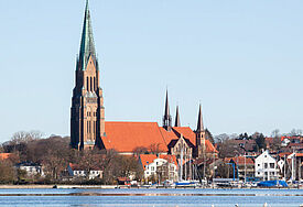 Direkt an der Schlei liegt der Schleswiger Dom