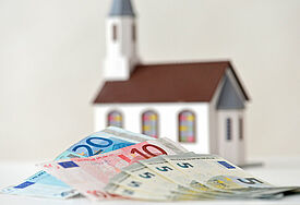 Symbolbild Kirche und Geld.