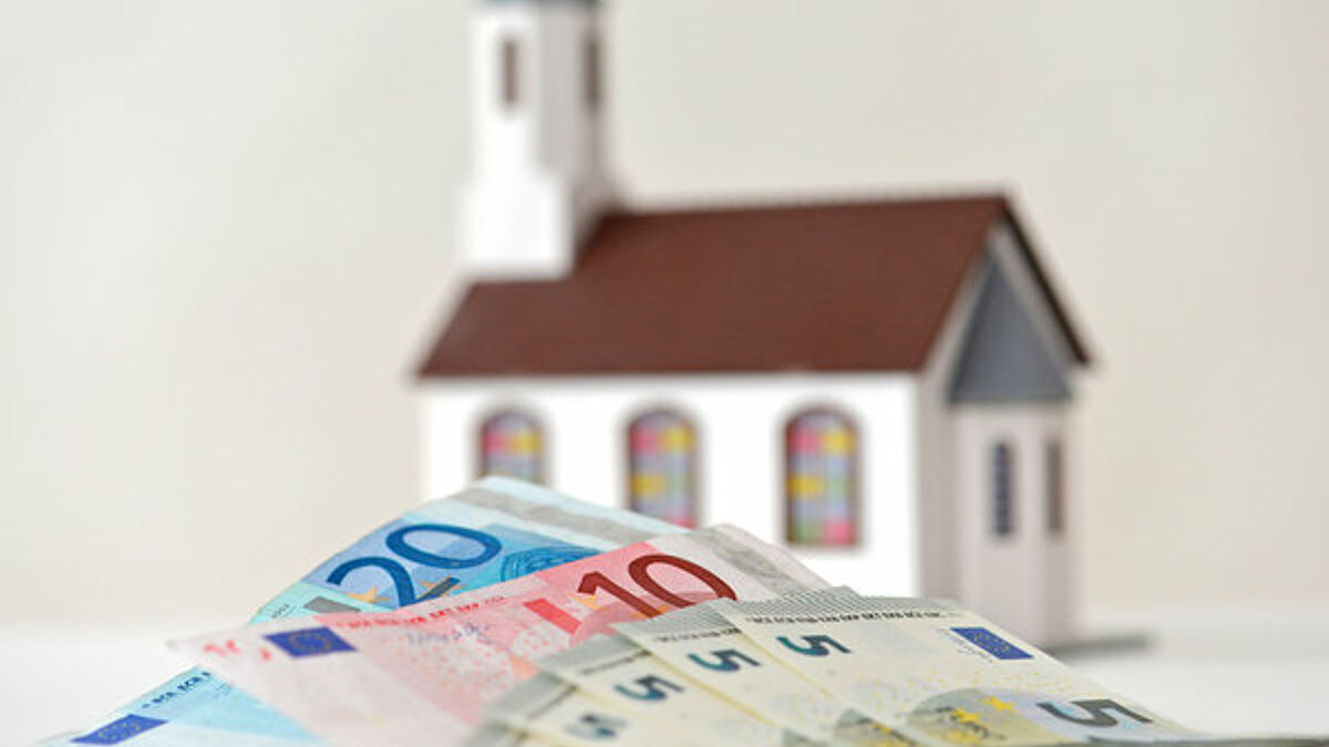 Symbolbild Kirche und Geld.