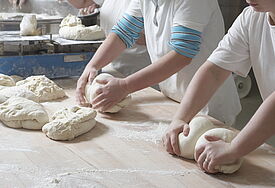 Konfirmanden sollen in der Nordkirche gemeinsam mit Bäckern das Brotbacken lernen. Der Erlös der verkauften Teigwaren ist für "Brot für die Welt" bestimmt.