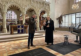 Lars Harms erhält von Bischof Magaard zum Dank einen "Marzipan-Dom"