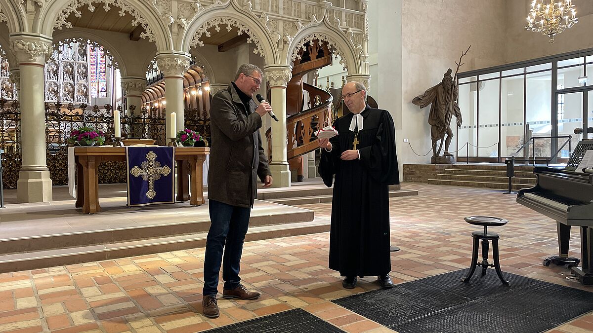 Lars Harms erhält von Bischof Magaard zum Dank einen "Marzipan-Dom"