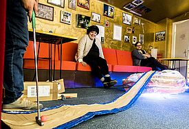 Minigolf in der Kirche - Im Stadtteilcafé im kirchlichen Gemeindehaus auf der Veddel wird schon mal geübt