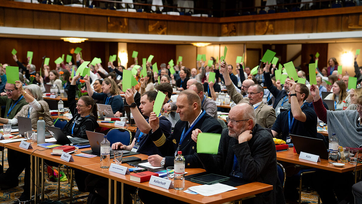 Zum Abstimmen über Anträge, Gesetzte etc. haben die Synodalen grüne Karten auf jedem Tisch liegen. 