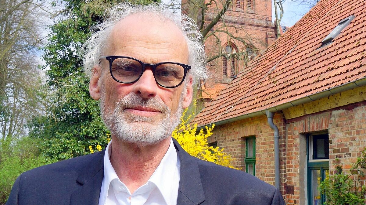 Andreas Schorlemmer kurz vor seinem 70. Geburtstag im Pfarrgarten von Groß Kiesow.