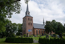 Die St. Pankratius-Kirche auf der Halbinsel Eiderstedt wird wegen ihrer Größe auch „Bauerndom“ genannt. Um 1245 wurde mit dem Bau der Kirche begonnen.  