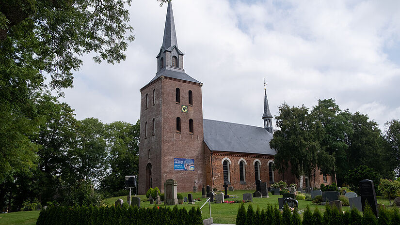 Die St. Pankratius-Kirche auf der Halbinsel Eiderstedt wird wegen ihrer Größe auch „Bauerndom“ genannt. Um 1245 wurde mit dem Bau der Kirche begonnen.  