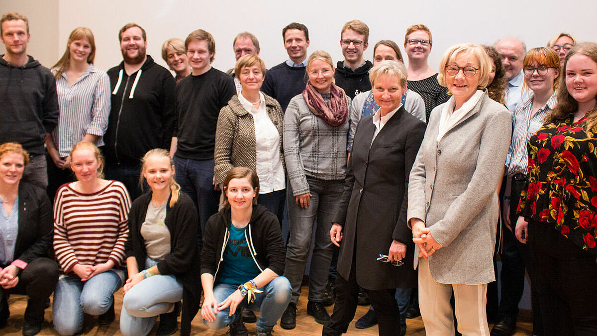 Bischöfin Kirsten Fehrs hat den Jugendausschuss der Nordkirche, Vertreterinnen von Jugendprojekten sowie Mitarbeitende des Landesjugendpfarramtes nach Hamburg ins Ökumenische Forum HafenCity  zum Gespräch eingeladen.