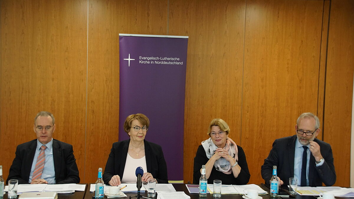 Im Gespräch: Ulrich Tetzlaff (v.r.), Leiter des Dezernates Dienst der Pastorinnen und Pastoren, Präses Ulrike Hillmann, Landesbischöfin Kristina Kühnbaum-Schmidt und Rüdiger Pomrehn, Leiter des Dezernates Finanzen.