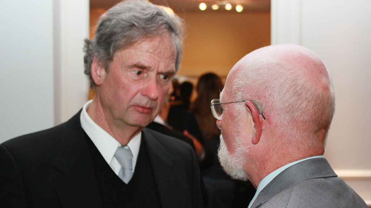 Altbischof Christoph Stier im Gespräch mit dem ehemaligen Präses Heiner Möhring bei einem Empfang.