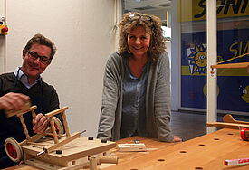 Sie legen selbst Hand an: Leiter Söhnke Böhnert und Karin Helmer (alsterdorf assistenz west)