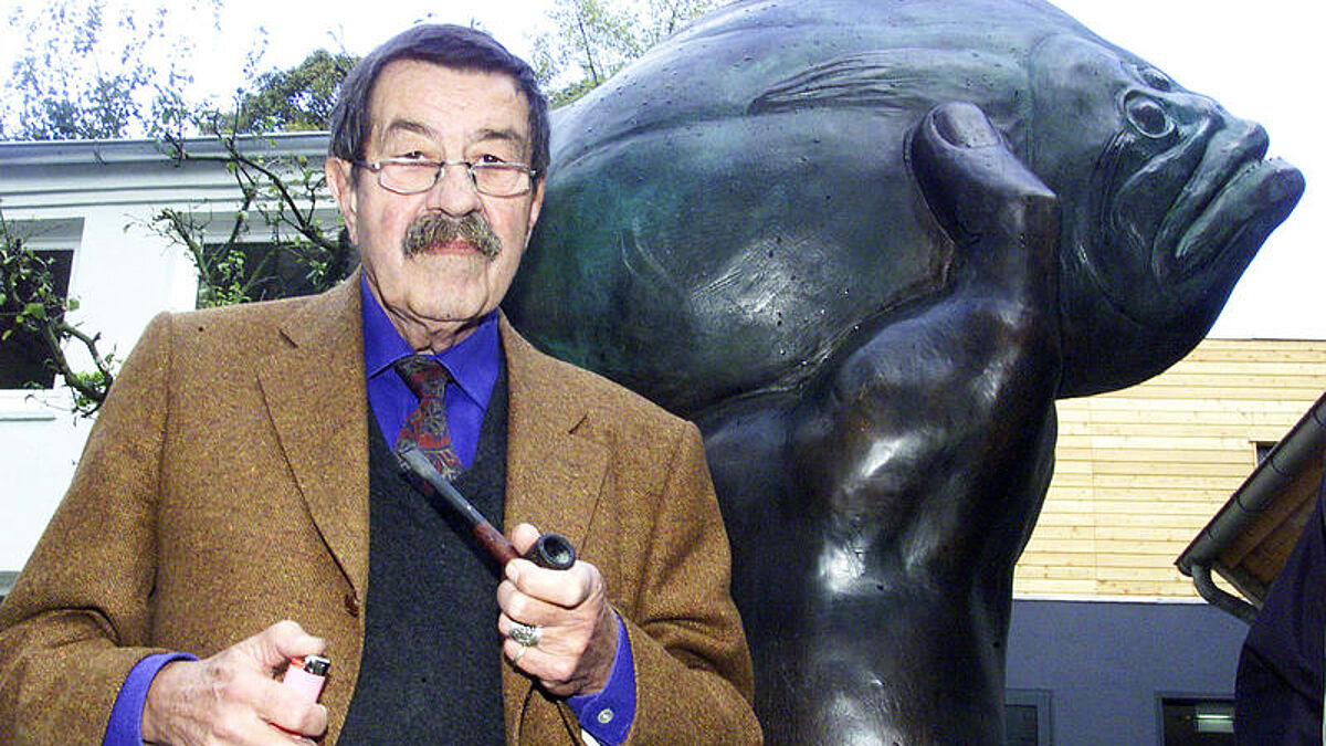 Günter Grass im Oktober 2002 vor dem "Günter-Grass-Haus" in Lübeck. Im Hintergrund die Skulptur "Der Butt im Griff – große Fassung"