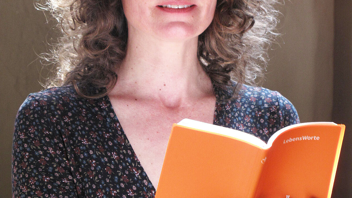Die Greifswalder Schauspielerin Eva-Maria Blumentrath wird im Wechsel mit ihrem Mann Christian Holm die Verse des "Hohen Liedes" lesen. Bischof Abromeit erläutert die theologischen und historischen Hintergründe