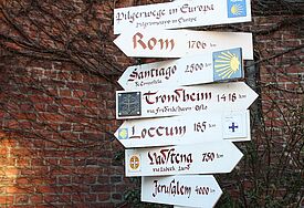 Wegweiser vor der Pilgerkirche St. Jacobi in der Hamburger Innenstadt