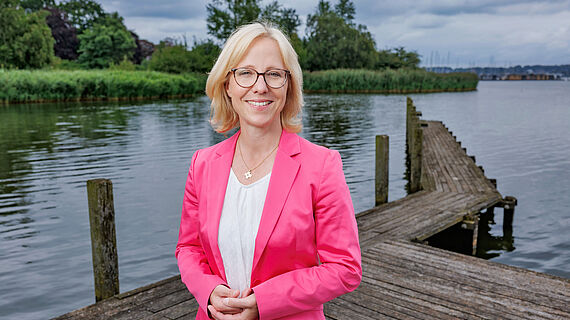 Bischöfin Nora Steen erkundet Nordschleswig mit dem Fahrrad Bischöfin Nora Steen am Ufer der Schlei