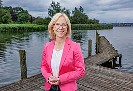 Bischöfin Nora Steen am Ufer der Schlei
