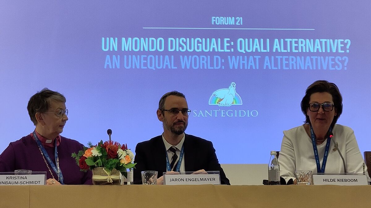 Beim Forum „Eine ungleiche Welt: Welche Alternativen gibt es?“ während des internationalen Friedenstreffen der Gemeinschaft Sant’Egidio in Rom: Landesbischöfin Kristina Kühnbaum-Schmidt, der Oberrabbiner von Wien, Jaron Engelmayer, und die Moderatorin Hilde Kieboom von der Gemeinschaft Sant’Egidio (v.l.n.r.). @Andreas Ohlemacher / DNK/LWB