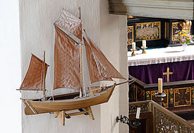 Modell eines Segelschiffs in der evangelischen St. Georgkirche Wiek auf der Insel Ruegen in Mecklenburg Vorpommern.
