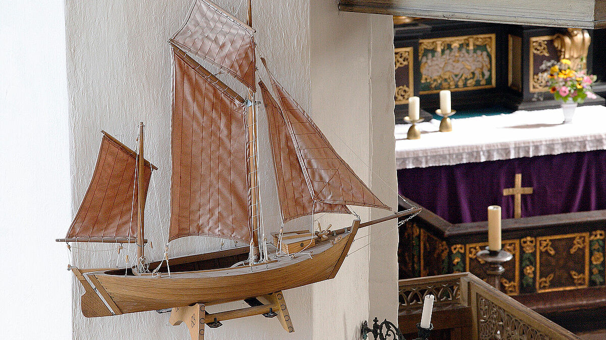Modell eines Segelschiffs in der evangelischen St. Georgkirche Wiek auf der Insel Ruegen in Mecklenburg Vorpommern.
