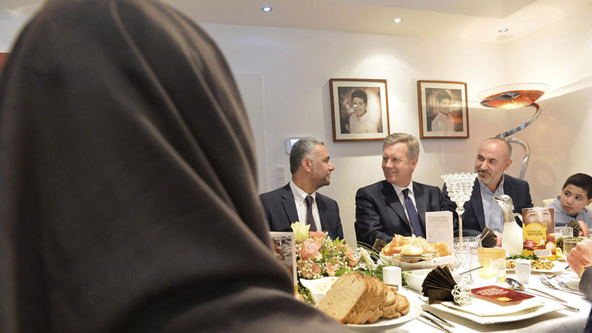 Ex-Bundespräsident Christian Wulff zu Besuch bei einer muslimischen Familie in Hannover im Januar 2015