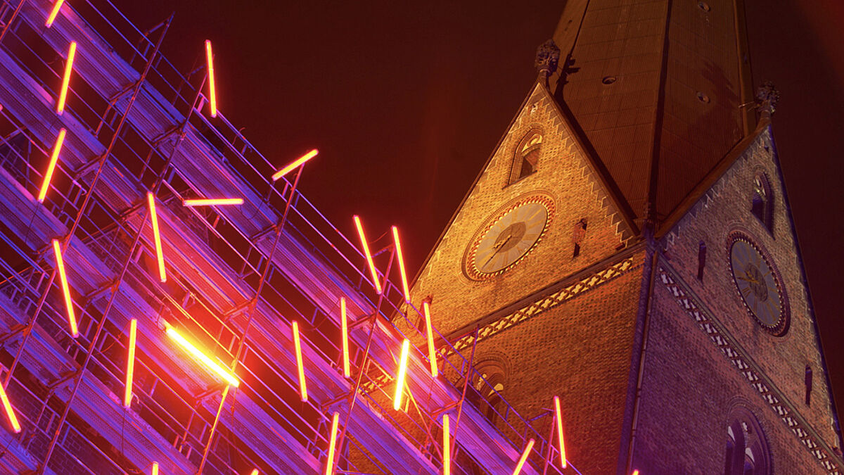 Licht-Blick: Zur "Nacht der Kirchen" 2010 gab es an der St. Petri-Kirche eine Lichtinstallation zur biblischen Geschichte vom "Brennenden Dornbusch"