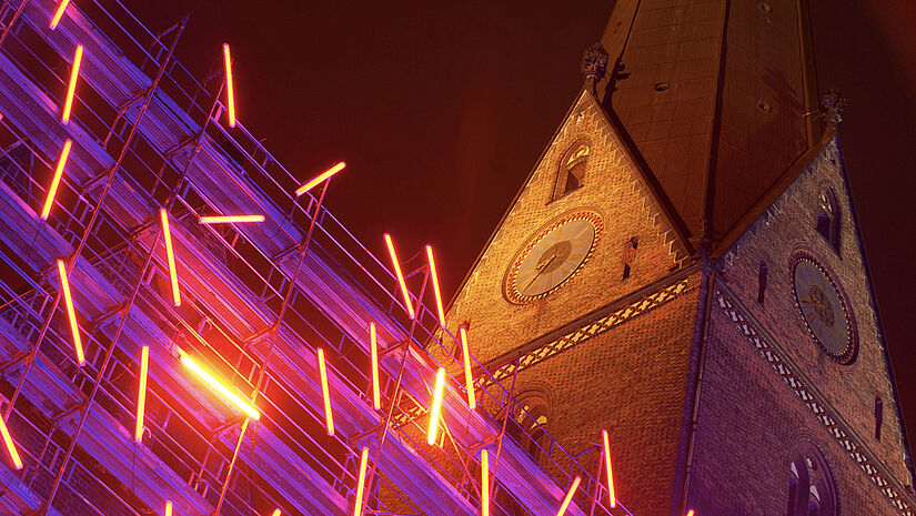 MZ Zur "Nacht der Kirchen" 2010 gab es an der St. Petri-Kirche eine Lichtinstallation zur biblischen Geschichte vom "Brennenden Dornbusch" zu bestaunen