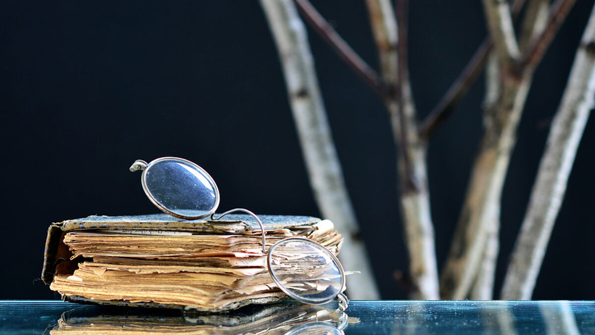 Nickelbrille und Buch – typisch für Hermann Hesse