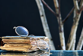 Nickelbrille und Buch – typisch für Hermann Hesse