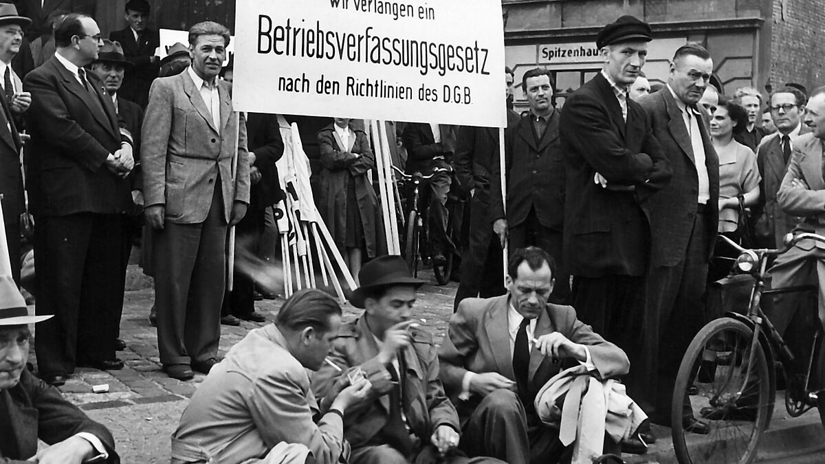 Bild aus der Ausstellung "Vom Wert der Mitbestimmung", die vom 4. bis zum 23. Mai 2017 in den Harburger Buchhallen zu sehen ist und vom KDA mitorganisiert wird.