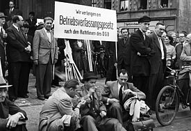 Bild aus der Ausstellung "Vom Wert der Mitbestimmung", die vom 4. bis zum 23. Mai 2017 in den Harburger Buchhallen zu sehen ist und vom KDA mitorganisiert wird.