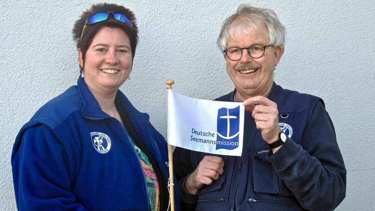 Seemannsdiakon Folkert Janssen zusammen mit seiner Nachfolgerin Stefanie Zernikow
