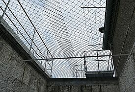 Blick in den vergitterten Himmel im Gefängnis 