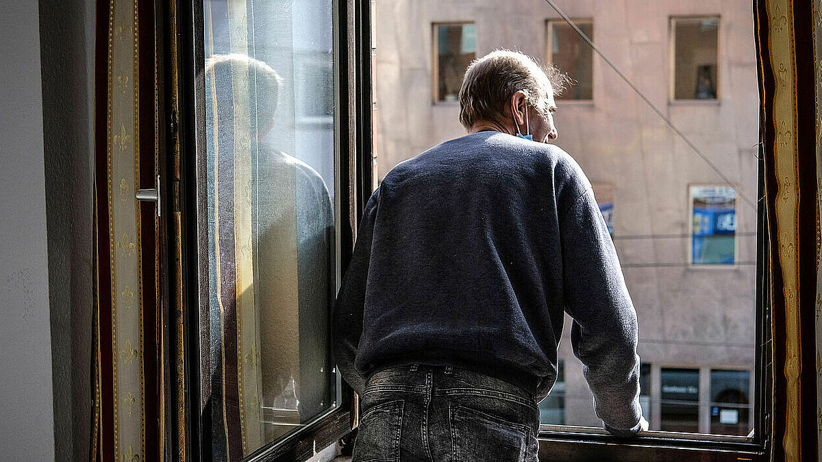 In mehreren deutschen Städten wurden im Corona-Winter Hotelzimmer für Obdachlose zur Verfügung gestellt. Noch vor Monaten schlief Franz Bauer nachts auf einer Parkbank. Jetzt nimmt er an einem Projekt für rund 75 Wohnungslose in Hannover teil und wohnt im Hotel.