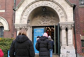 Wartende vor der Jerusalemkirche in Eimsbüttel 