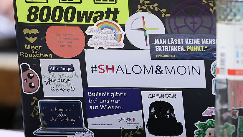 Laptop-Deckel mit politischen Statements