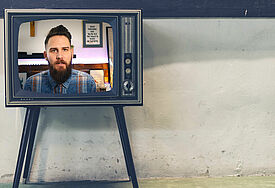 Ein alter Fernseher, der ein Bild aus Gunnar Engels Youtube-Kanal zeigt (Montage)