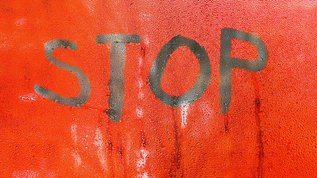 "Stop": Wir dürfen Hass, Hetze und Menschenverachtung nicht einfach hinnehmen. Wir müssen für unsere Demokratie einstehen. 