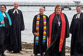 Am Skagerrakufer wollen auch diese Pastorinnen und Pastoren taufen: Inga von Gehren, Sascha Lohmann, Volker Landa, Almut Witt, Jens Voß (v. l.)
