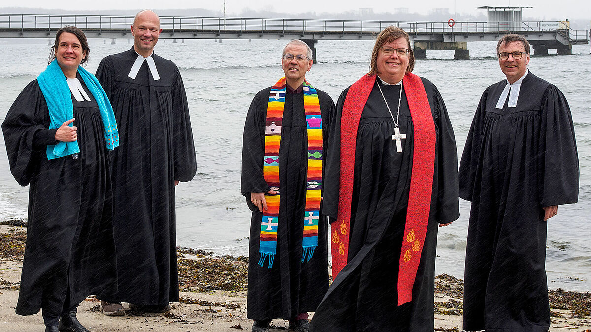 Am Skagerrakufer wollen auch diese Pastorinnen und Pastoren taufen: Inga von Gehren, Sascha Lohmann, Volker Landa, Almut Witt, Jens Voß (v. l.)