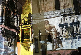 Bei einer Beleuchtungsprobe erscheinen Gestalten und Strukturen aus Licht an den Wänden des Doms